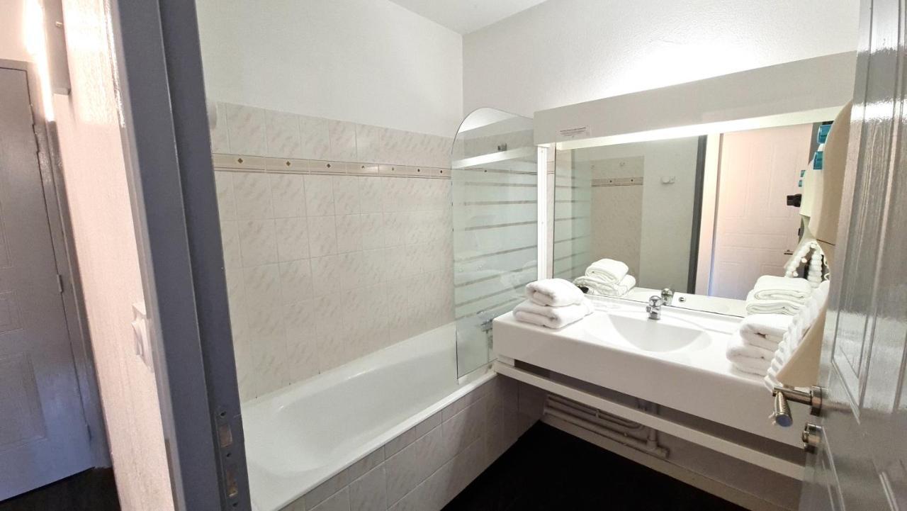 Fasthotel Oloron Hostellerie Du Paon Blanc Lurbe-Saint-Christau Exteriör bild