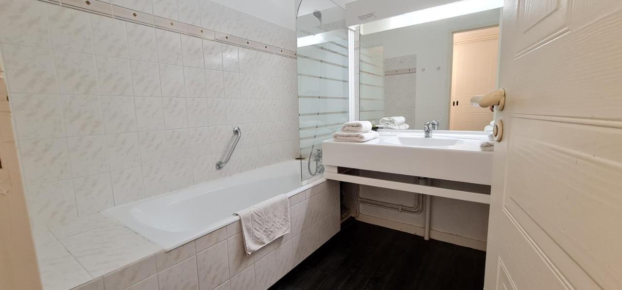 Fasthotel Oloron Hostellerie Du Paon Blanc Lurbe-Saint-Christau Exteriör bild