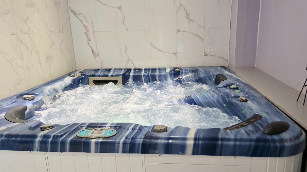 Fasthotel Oloron Hostellerie Du Paon Blanc Lurbe-Saint-Christau Exteriör bild