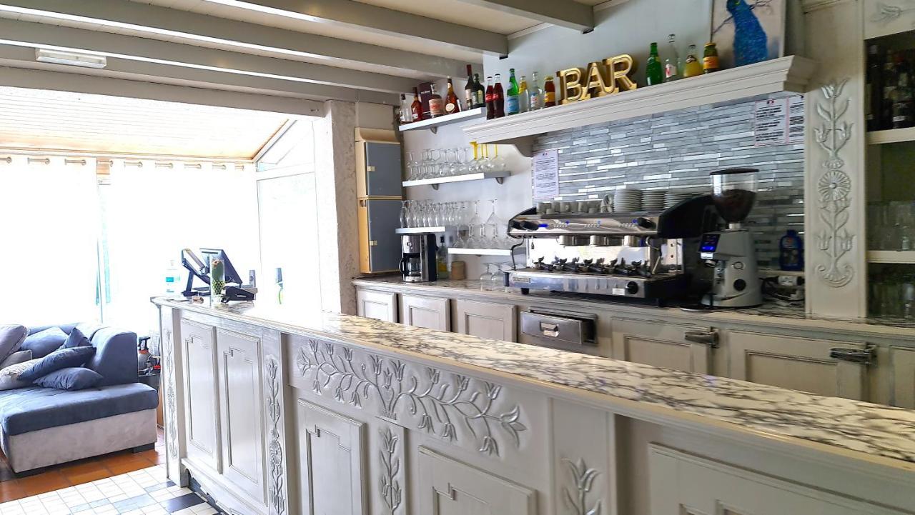 Fasthotel Oloron Hostellerie Du Paon Blanc Lurbe-Saint-Christau Exteriör bild