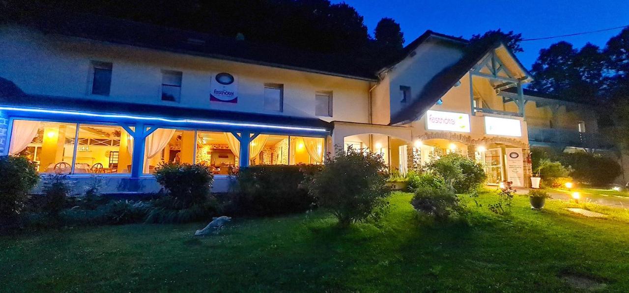 Fasthotel Oloron Hostellerie Du Paon Blanc Lurbe-Saint-Christau Exteriör bild