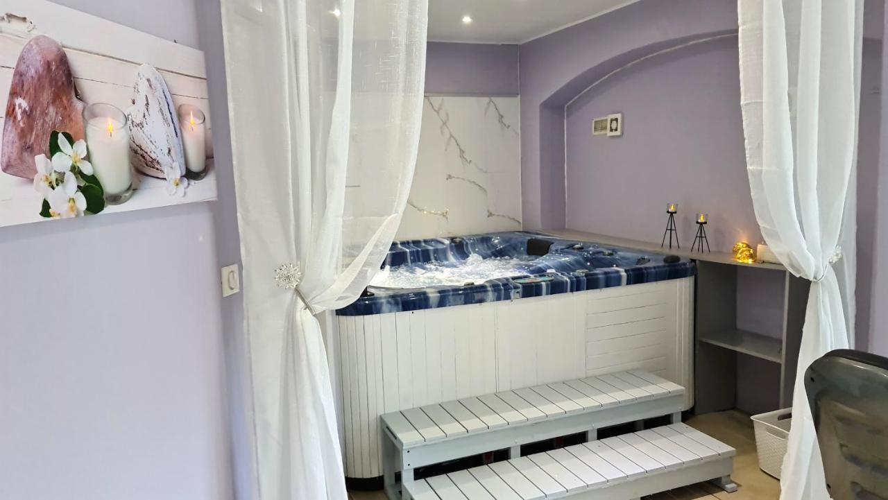 Fasthotel Oloron Hostellerie Du Paon Blanc Lurbe-Saint-Christau Exteriör bild